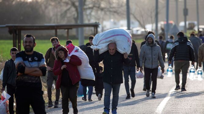 Un grupo de refugiados camina en la frontera greco-turca.