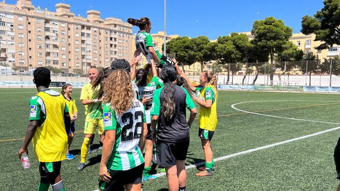 Las chicas del Betis Féminas mantean a su compañera Rosa Márquez tras anotar un doblete ante el Málaga.
