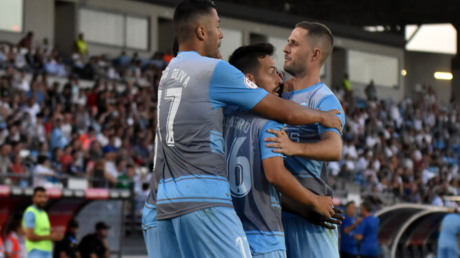 Gerard Oliva, Antonio Romero y Connor celebran el primer gol