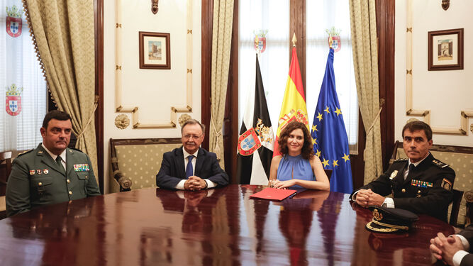La presidenta de la Comunidad de Madrid, Isabel Díaz Ayuso, junto al presidente de Ceuta, Juan Jesús Vivas.