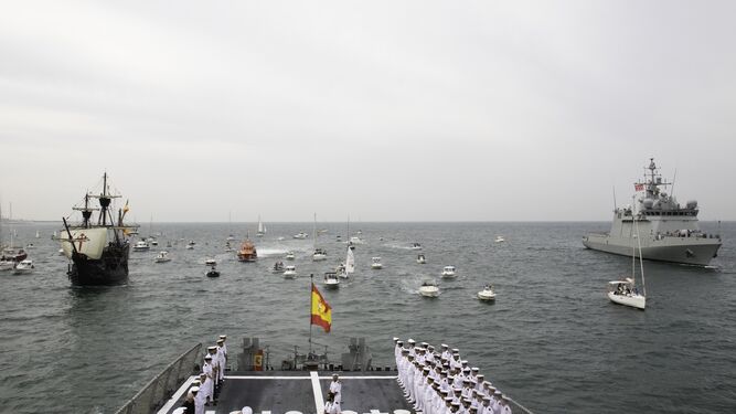 Una instantánea de la parada naval que se celebró en 2019 junto a la Boya del Perro, desde entonces denominada Boya de Juan Sebastián Elcano.
