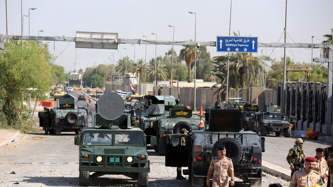Efectivos de las fuerzas de seguridad iraquíes observan cómo los seguidores de Al Sadr se retiran de la Zona Verde de Bagdad.