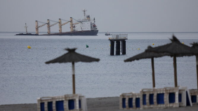 El buque, visto desde la playa de La Línea.