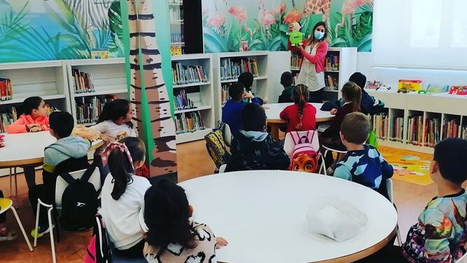 Una actividad infantil en la Biblioteca Municipal de La Línea