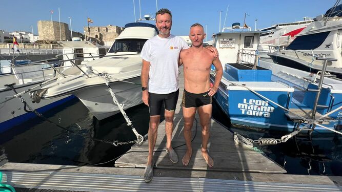 Los dos nadadores de Gibraltar, a su regreso a Tarifa