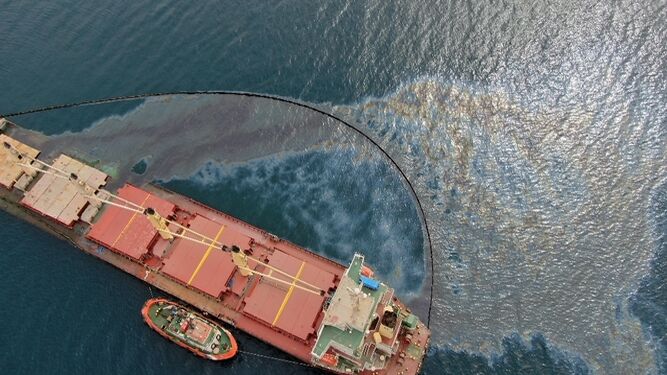 El vertido de combustible del buque varado en Gibraltar supera la primera barrera