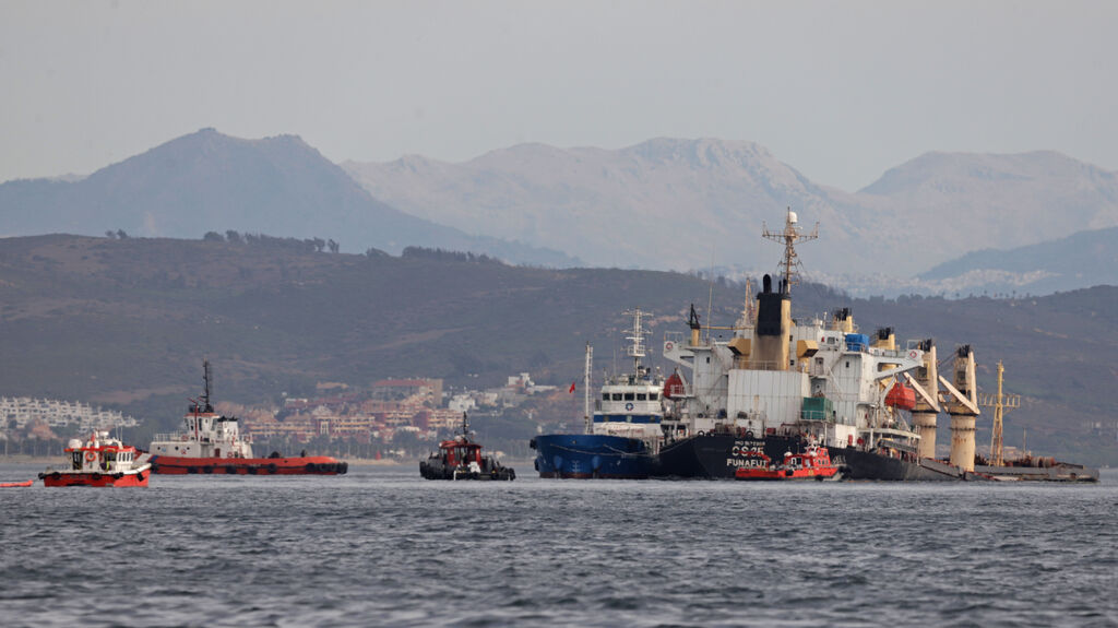 Fotos del buque hundido en Gibraltar y vertido en la playa de Poniente de La L&iacute;nea