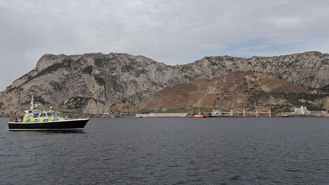 Una patrullera de Gibraltar navega cerca del 'OS 35'.
