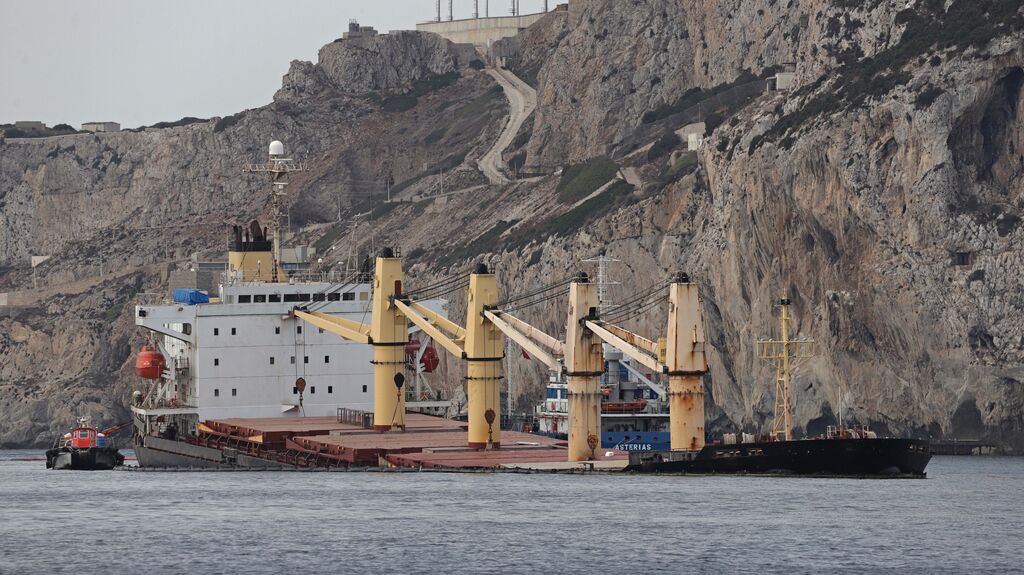 Fotos del buque hundido en Gibraltar y vertido en la playa de Poniente de La L&iacute;nea