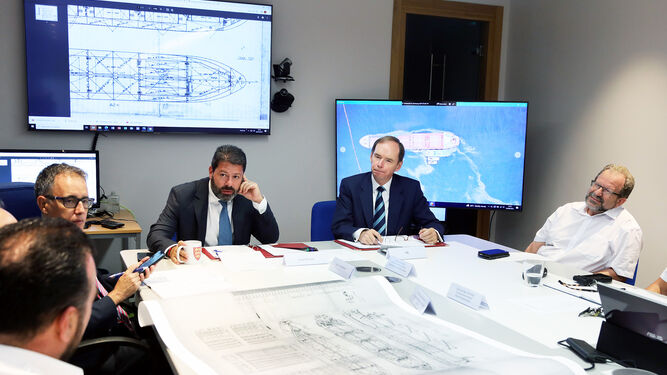 El ministro principal de Gibraltar, Fabian Picardo, con el comité de seguimiento.