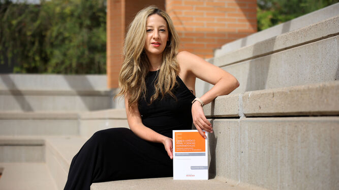 La profesora Mariana Solari en la Universidad de Cádiz con su libro.