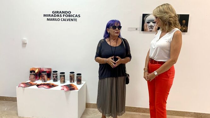 Mariló Calvente y la edil de Cultura, Pilar Pintor, en la inauguración