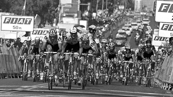 Sprint final junto al antiguo estadio Colombino de la 3ª etapa de la Vuelta en 1997.
