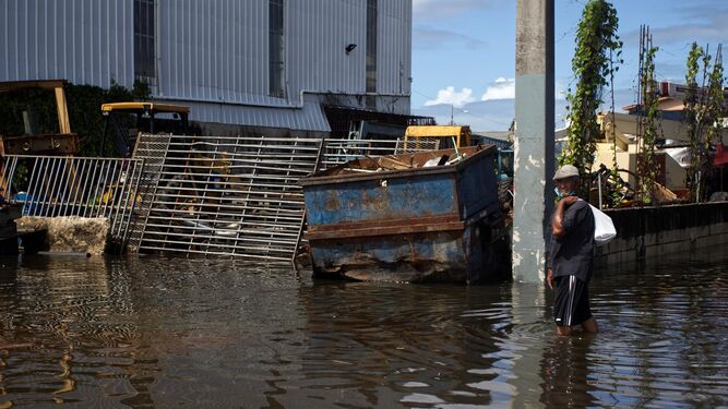 Un hombre camina por las calles inundadas de Cataño, imagen de archivo