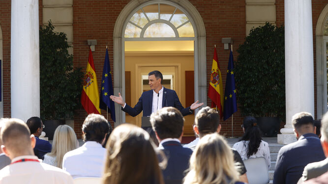 El presidente del Gobierno, Pedro Sánchez, en el Palacio de la Moncloa con el grupo de ciudadanos escogidos entre los 250.000 españoles que le han dirigido quejas, preguntas o sugerencias desde que ocupa la jefatura del Ejecutivo.