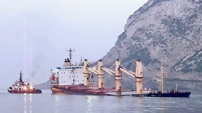 El buque 'OS 35', encallado frente a Gibraltar