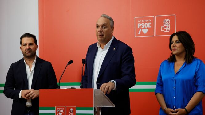 El secretario general del PSOE de Cádiz, Juan Carlos Ruiz Boix, junto a responsables autonómicos del partido.