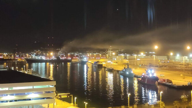 Emisiones de humo de un ferri, en el Puerto de Algeciras.