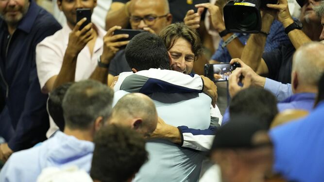 Carlos Alcaraz abraza emocionado a Juan Carlos Ferrero tras su triunfo.