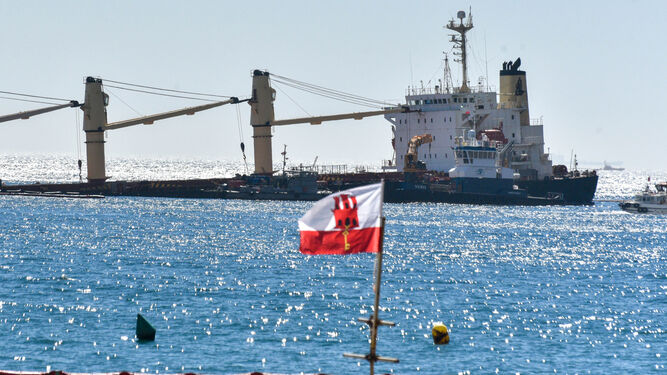El buque OS 35, semihundido frente a Gibraltar.