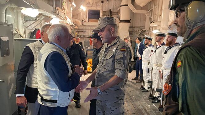 Borrell saluda al vicealmirante Nuñez Torrente a su llegada a la Numancia.