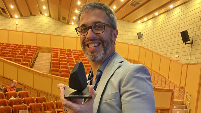 El astrofísico algecireño Javier Peralta, con el premio, en La Laguna (Tenerife).
