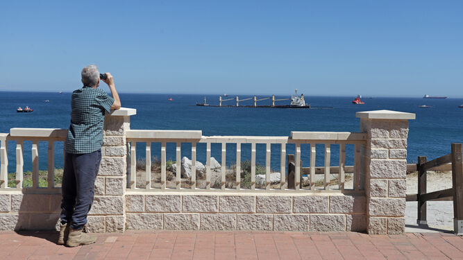 Un hombre observa del 'OS 35' desde Gibraltar.