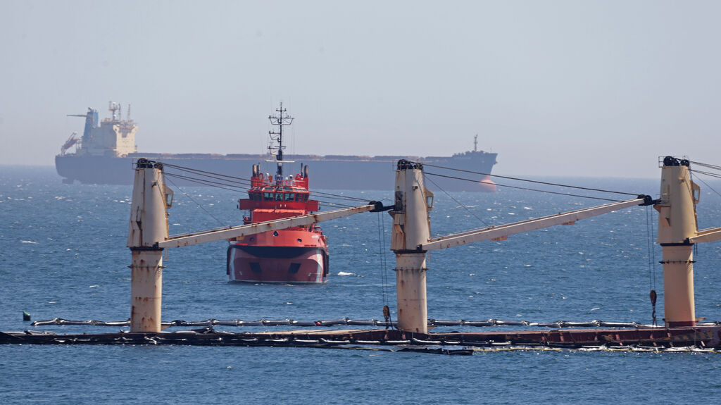 Fotos del hundimiento controlado del buque OS35 en Gibraltar