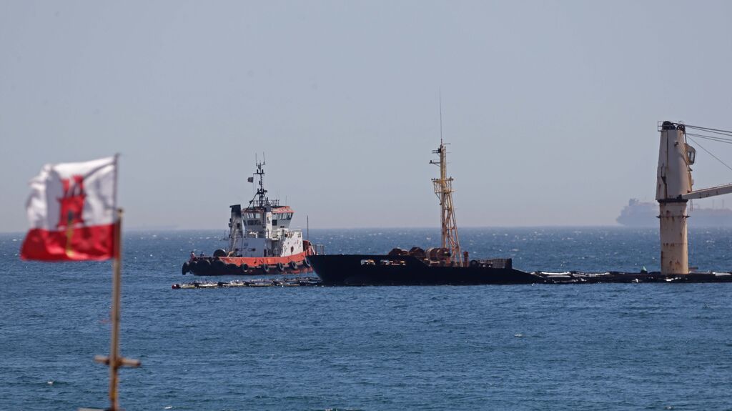 Fotos del hundimiento controlado del buque OS35 en Gibraltar