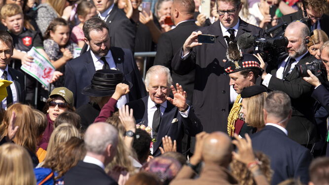 Carlos III saluda a su llegada al Parlamento de Gales.