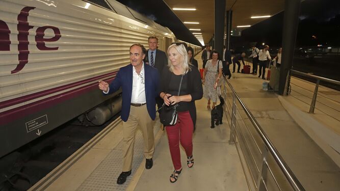 Gerardo Landaluce, presidente de la APBA, e Iveta Radicova, coordinadora del Corredor Mediterráneo, en la estación de Algeciras.