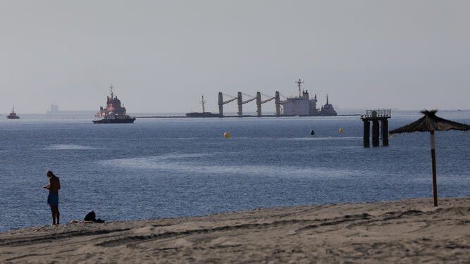El buque, ya hundido, visto desde la playa de La Línea