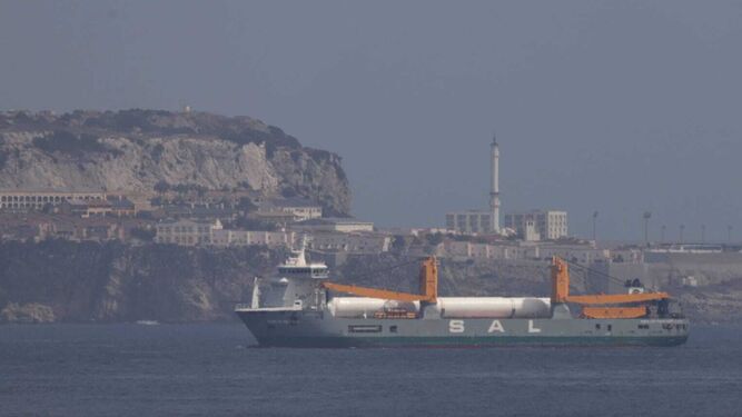 El buque "Amoenitas" entrando en la Bahía de Algeciras