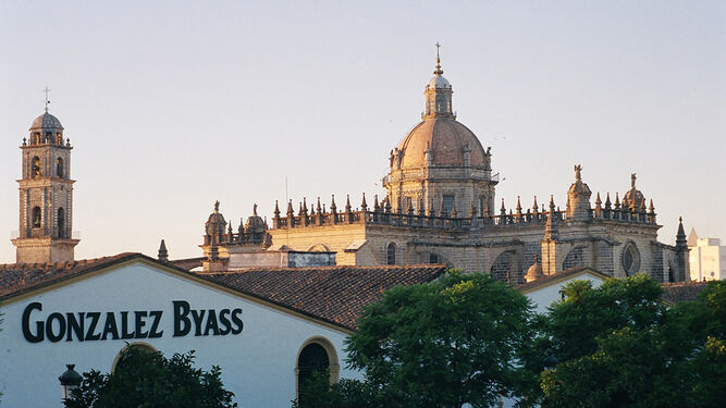 Imagen de la Catedral tras las bodegas González Byass.