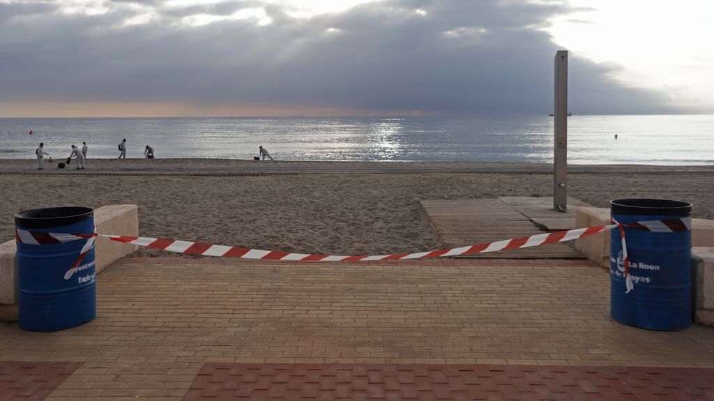 Fotos de las labores de limpieza en la playa de Santa Barbara por el nuevo vertido del 'OS 35' en La L&iacute;nea