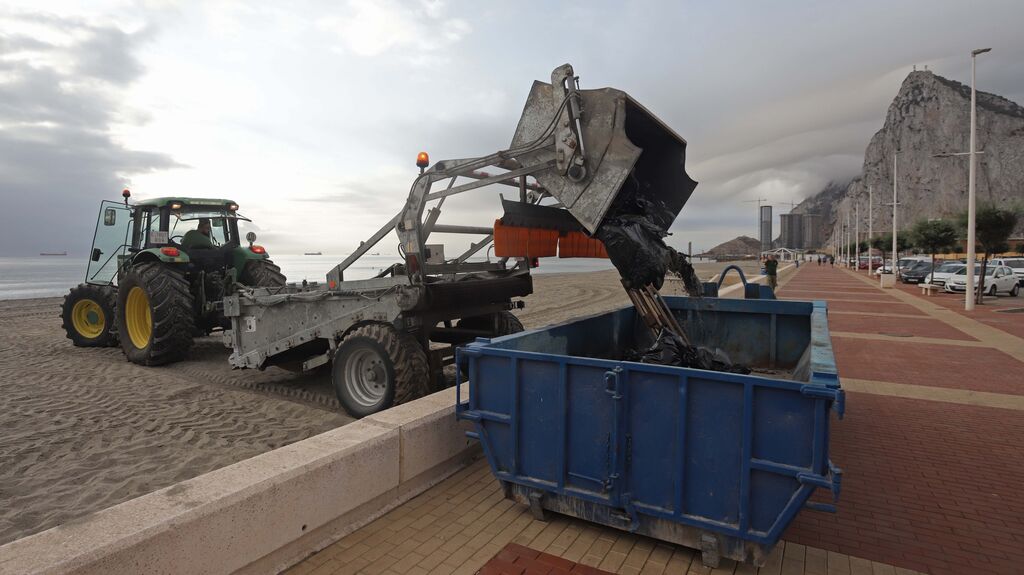 Fotos de las labores de limpieza en la playa de Santa Barbara por el nuevo vertido del 'OS 35' en La L&iacute;nea