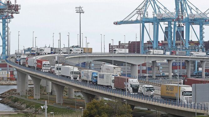 Colas de camiones en el Puerto de Algeciras en una imagen de archivo.