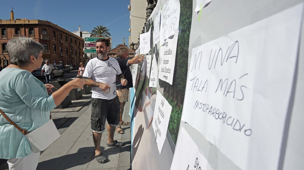 Fotos de las protestas contra la tala de &aacute;rboles en el Parque Mar&iacute;a Cristina de Algeciras