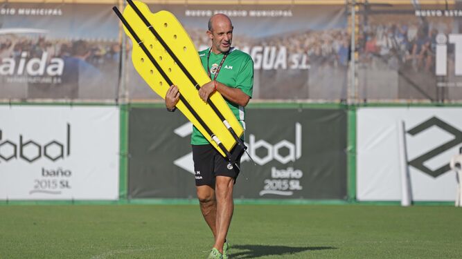 Alberto Monteagudo, entrenador de la Balona, en un entrenamiento