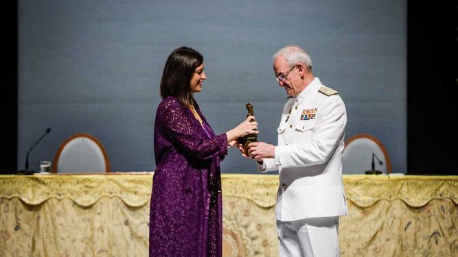 El Jefe del Estado Mayor de la Defensa, el almirante general Teodoro López Calderón, recibe de manos de la alcaldesa, Patricia Cavada, el Premio Cortes de la Real Isla de León.