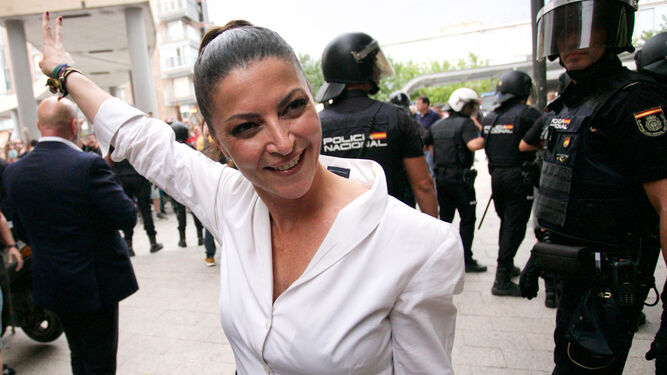 Macarena Olona ,  abucheada a su llegada a la Universidad de Murcia.
