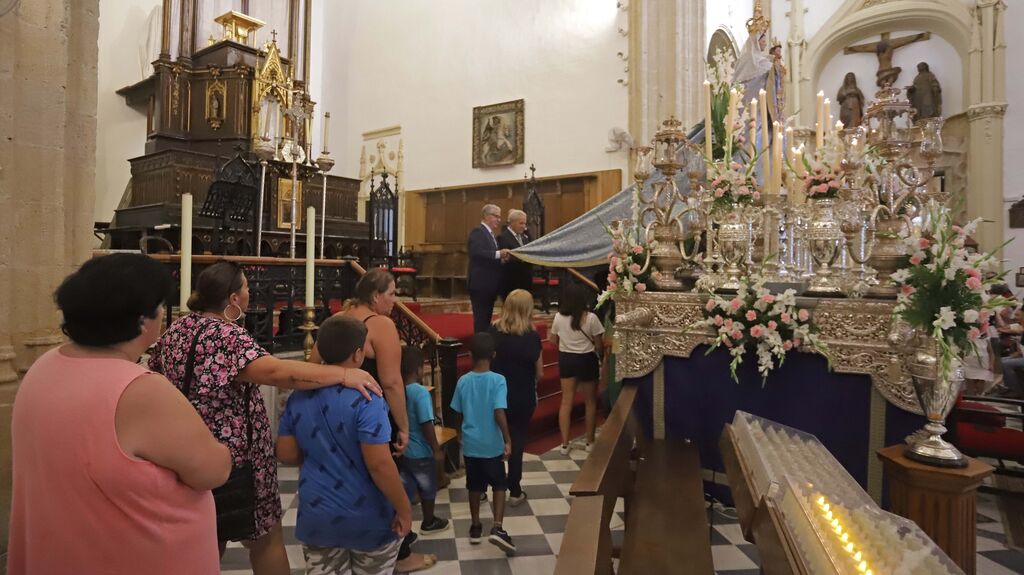 Fotos del paso bajo el manto de la Virgen de la Luz en Tarifa