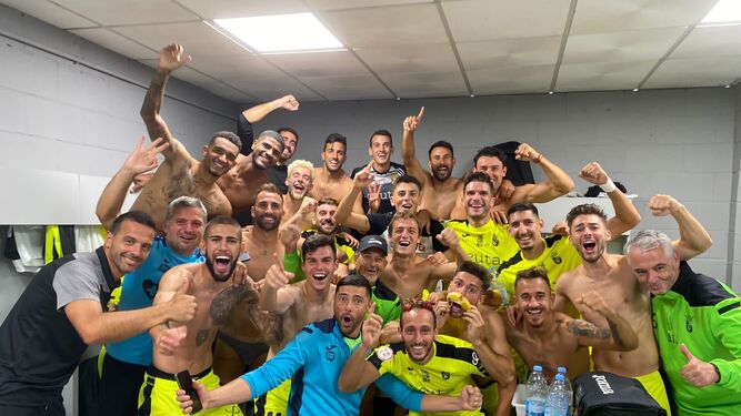 El vestuario del Ceuta celebra su primera victoria de la temporada.