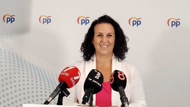 La parlamentaria andaluza y presidenta del PP de Chiclana, Ascensión Hita, en rueda de prensa.