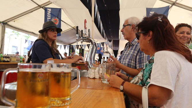 Una camarera sirve cervezas en una de las últimas ediciones de Oktoberfest en Chiclana.