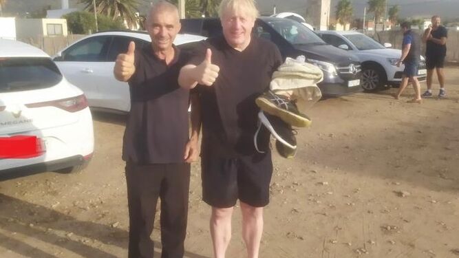 Antonio Rocha y Boris Johnson, el pasado domingo en la playa de Bolonia, en Tarifa.