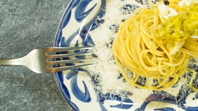 Receta de spaghettini con salsa de puerro, huevo y parmigiano