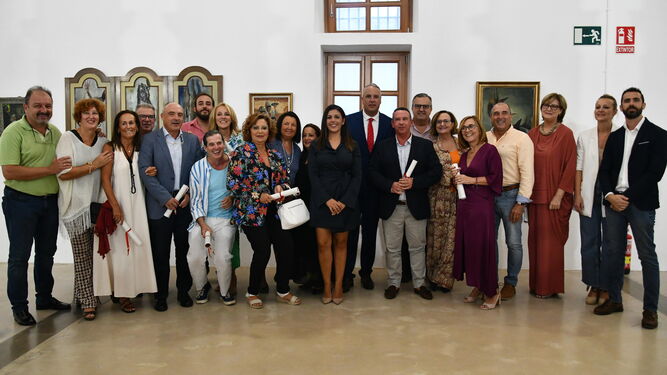 Una foto de los docentes homenajeados, con el alcalde Boix y la edil Jiménez en el centro.