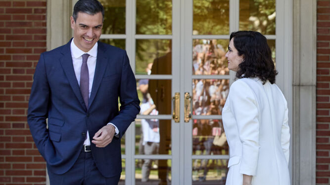 El presidente del Gobierno, Pedro Sánchez, con la presidenta madrileña, Isabel Díaz Ayuso