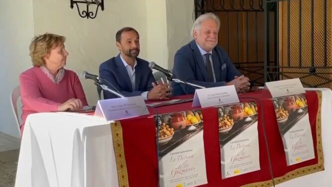 El alcalde de Sanlúcar, la presidenta de la fundación y el duque de Medina Sidonia, en la inauguración de las II Jornadas Gastronómicas 'La Despensa de los Guzmanes'.